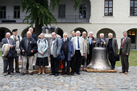 Členové před Arcidiecézním muzeem v Olomouci